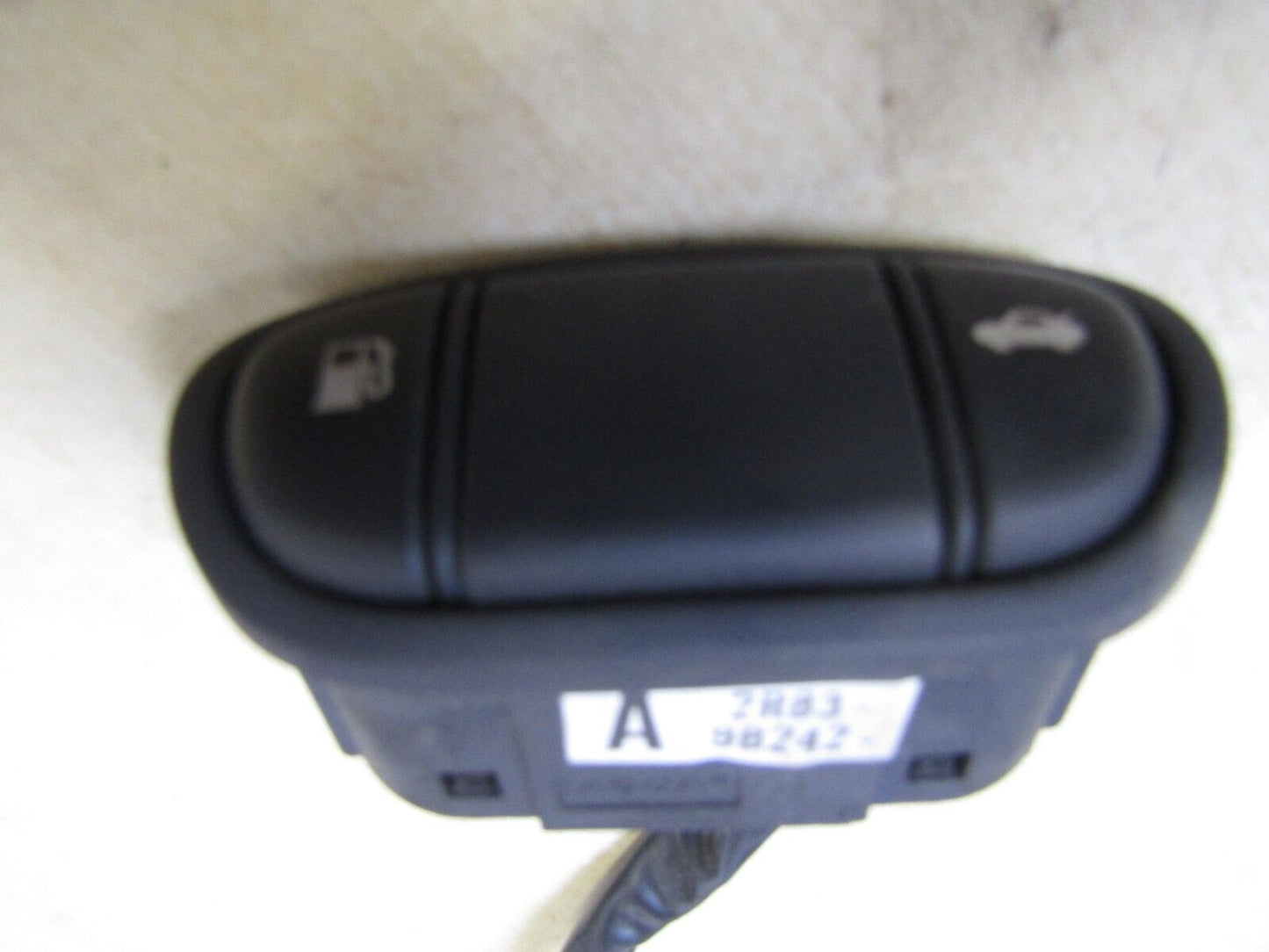 JAGUAR S-TYPE BOOT LID FUEL FLAP RELASE SWITCH 2R83-9B242 2004 - 2007