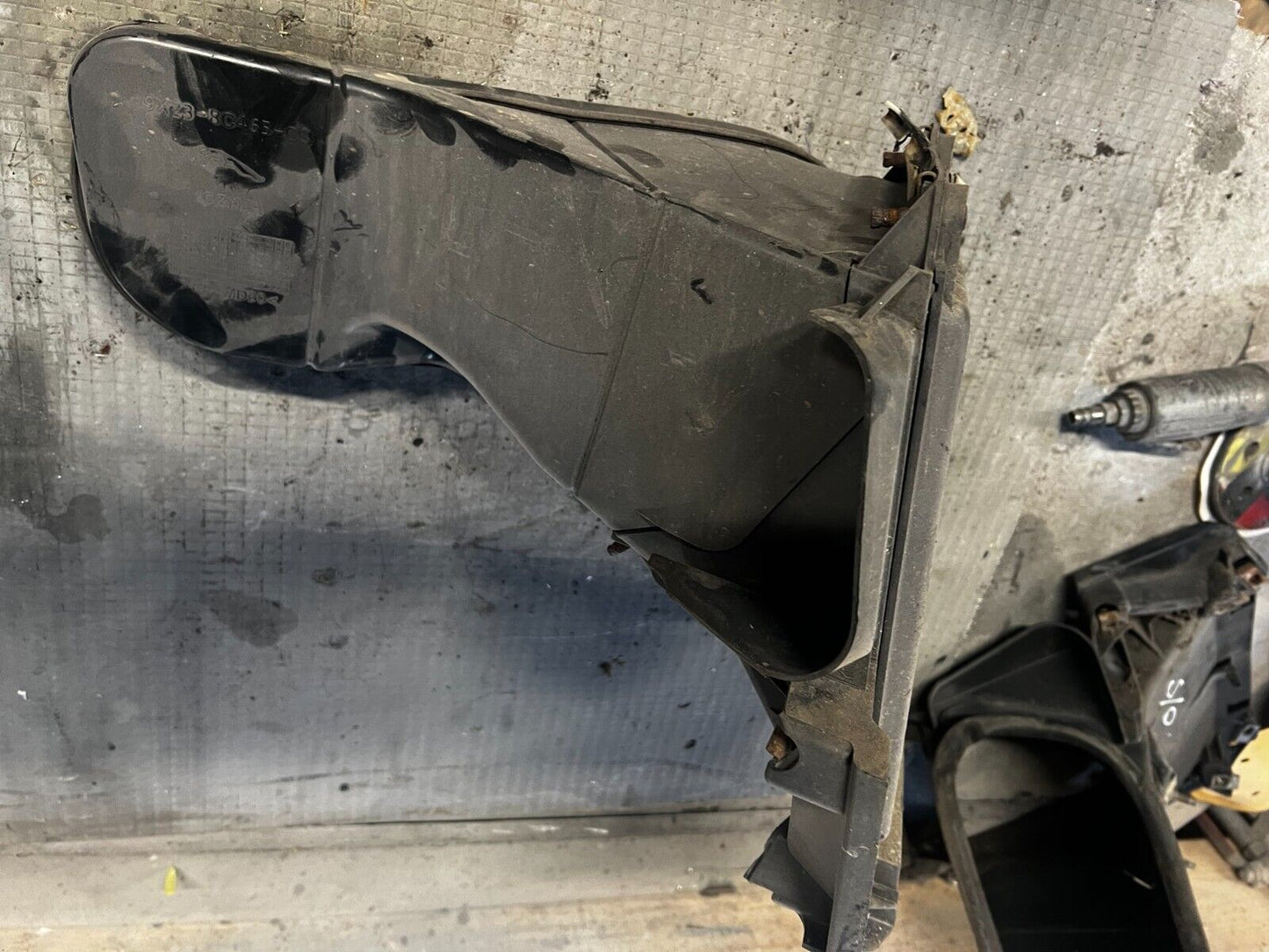 JAGUAR XF X250 AIR INTAKE DUCT PIPE LEFT PASSENGER SIDE 2010 9X23-8A107-AD