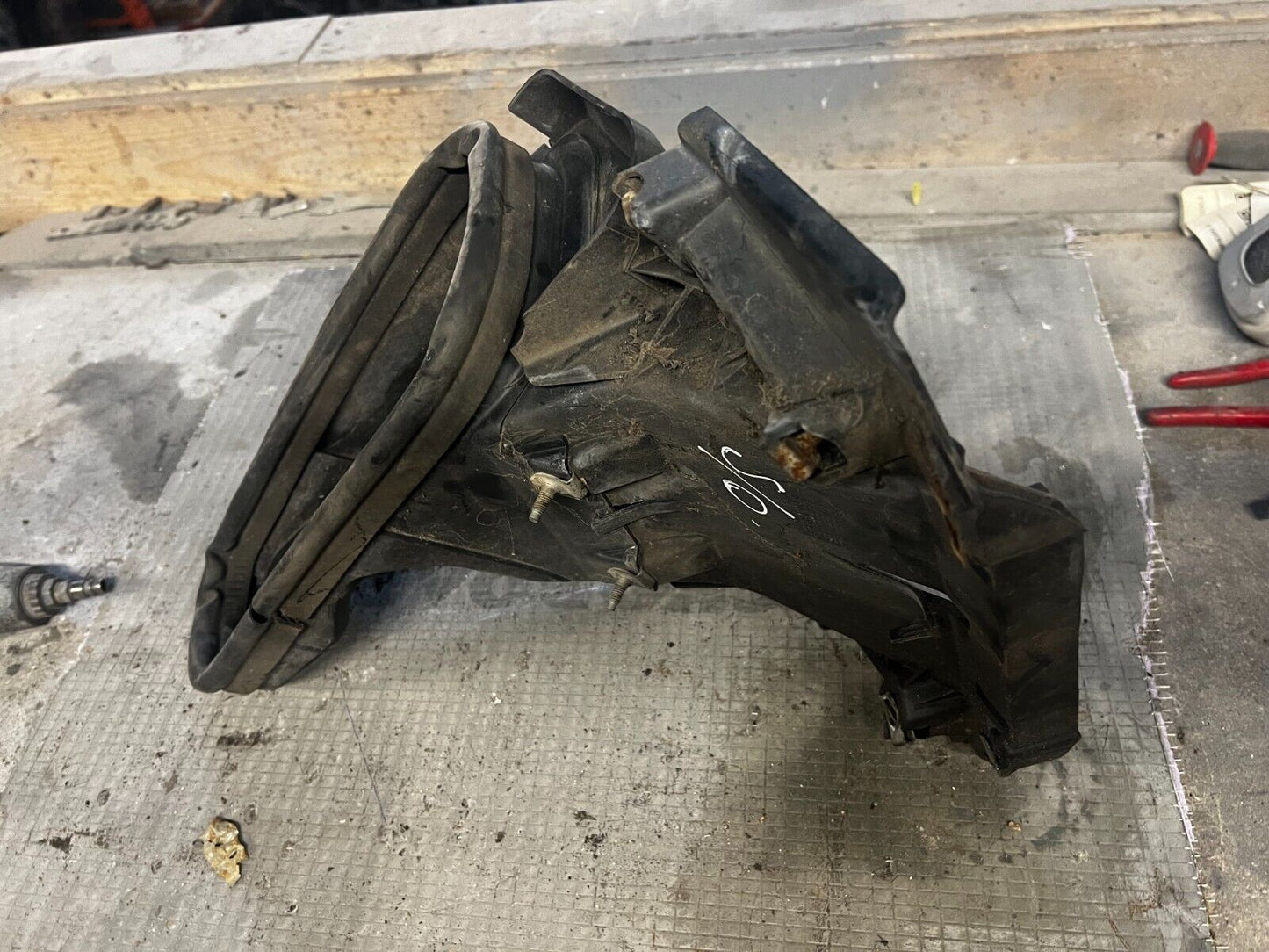 JAGUAR XF X250 AIR INTAKE DUCT PIPE RIGHT DRIVERS SIDE 2010 9X23-8A107-AD