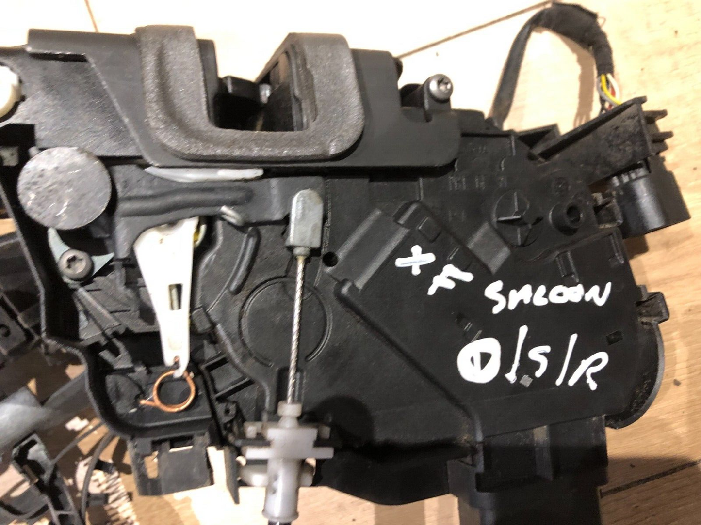 JAGUAR XF X250 DRIVERS RIGHT REAR DOOR LATCH LOCK 8X23 24994 AD/AE (KEYLESS)