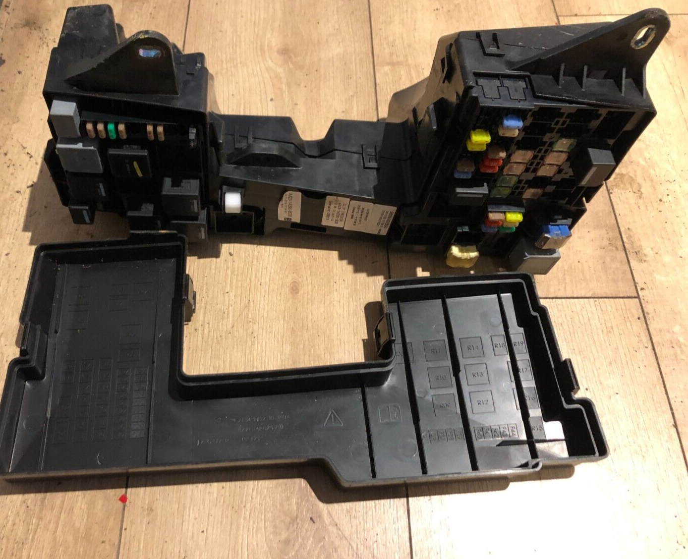 JAGUAR XF-TYPE 2009-2015 FUSEBOX ENGINE BAY AX23-14290-BDB
