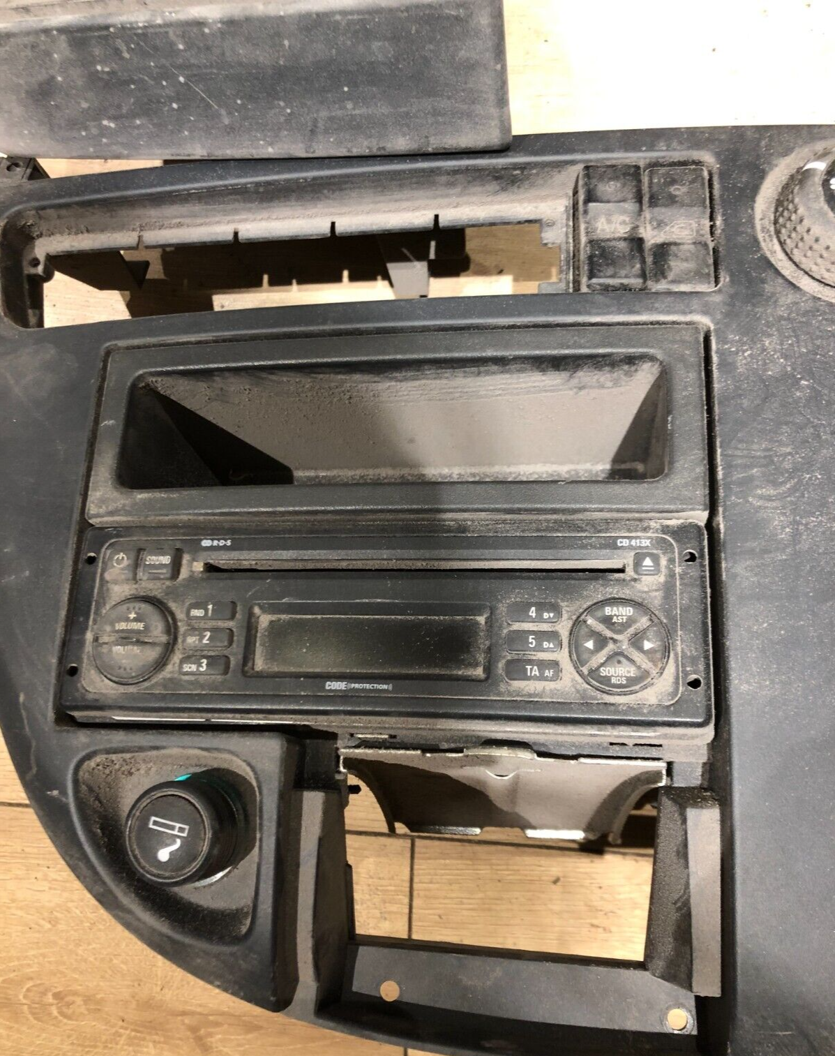 LDV Maxus -V80 Dash Surround/Radio/Climate Control/Cup Holder Tray Console
