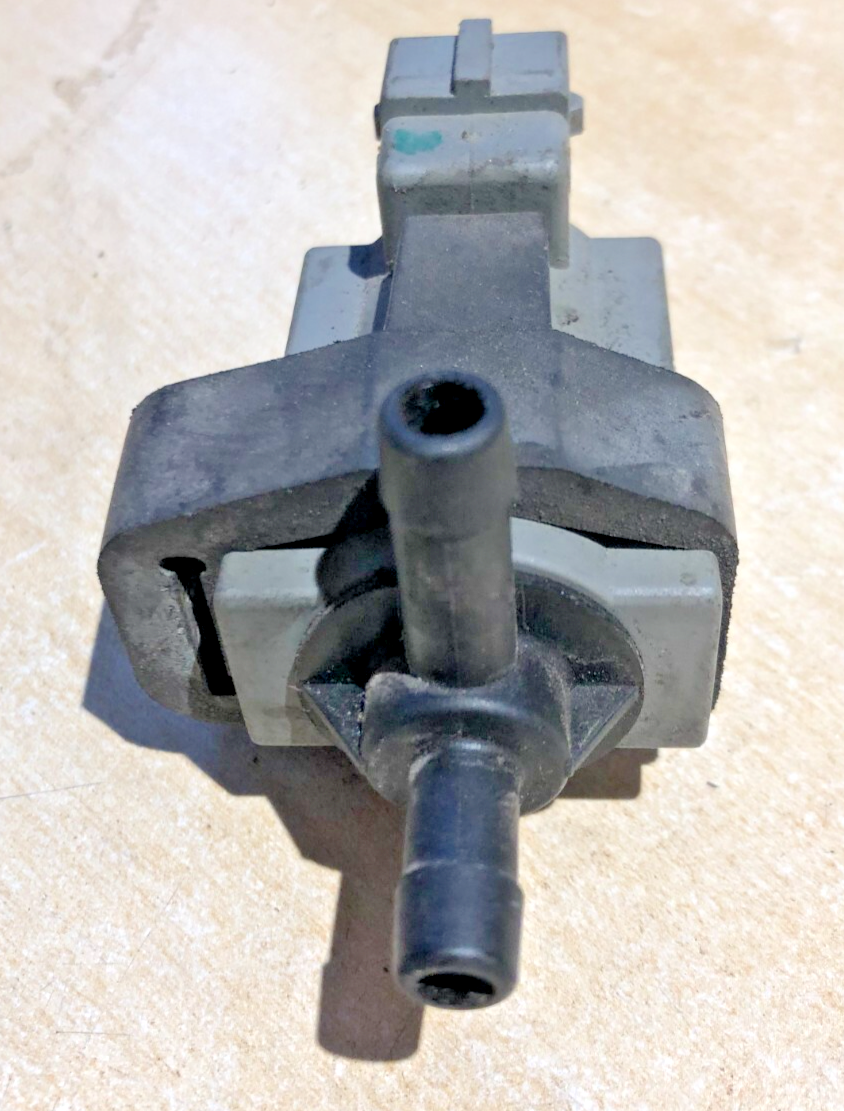 JAGUAR XF / XJ X351 3.0D 2009-2015 BREATHER SYSTEM VACUUM VALVE