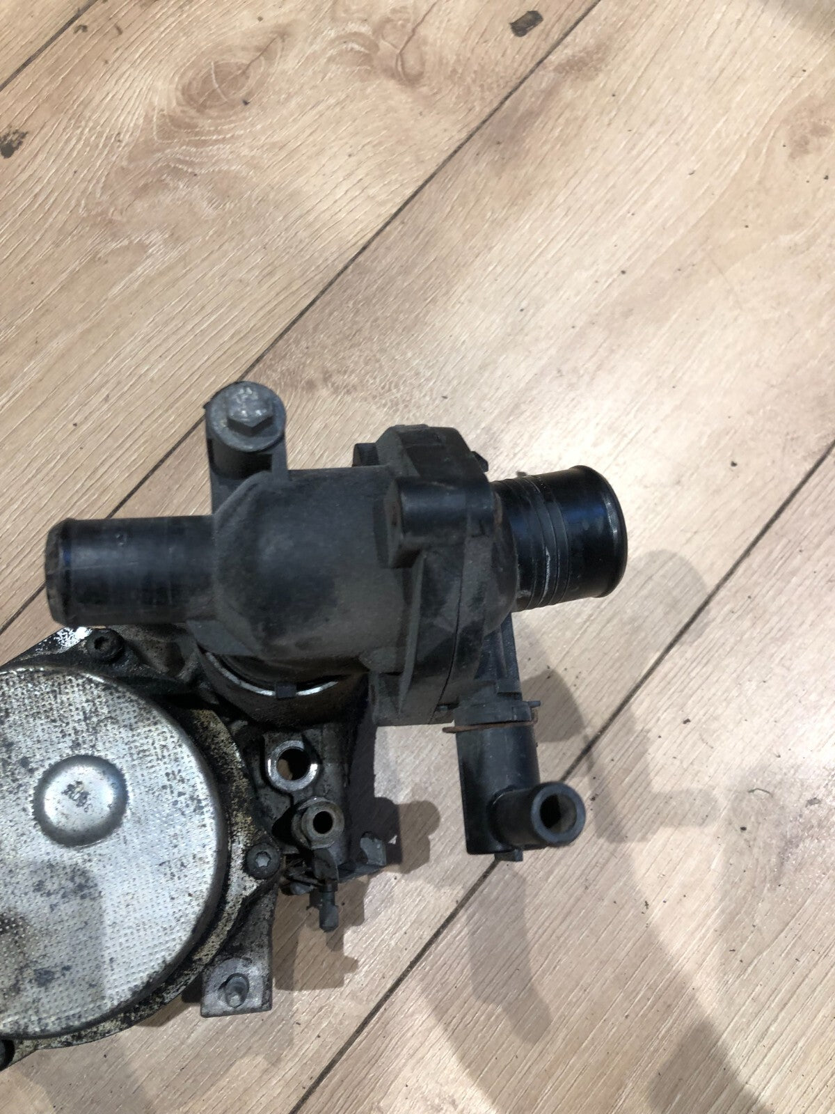 JAGUAR XF X250 BRAKE VACUUM PUMP/THERMOSTAT ASSEMBLY