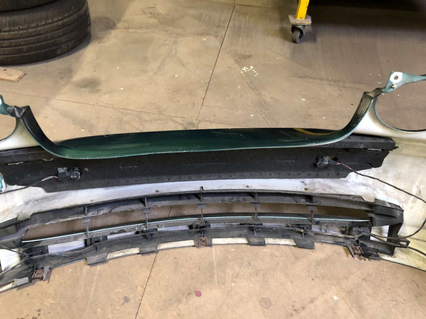 JAGUAR X-TYPE 2003-09 GREEN FRONT BUMPER PRE-FACELIFT