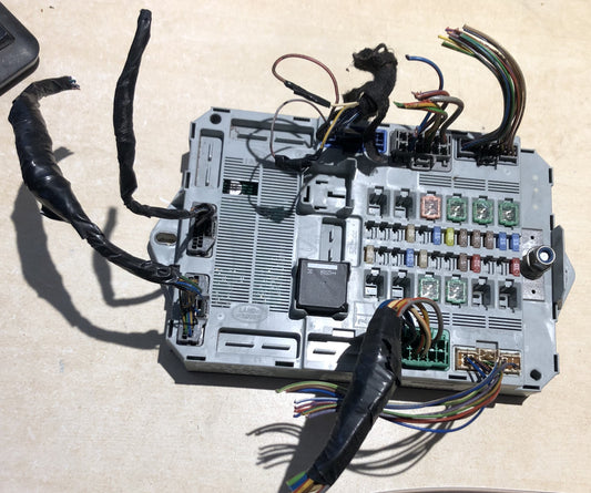 JAGUAR XF XF / XFR 2011-2012 SALOON REAR SMART JUNCTION / FUSE BOX