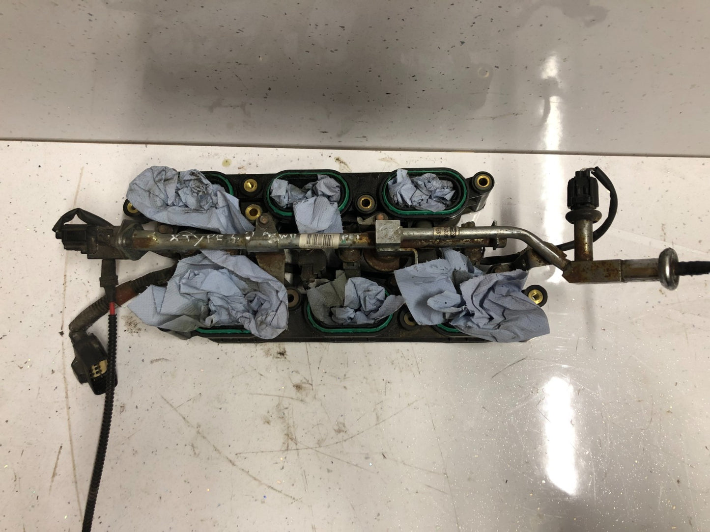 Jaguar X-TYPE 2.5/3.0 FUEL INJECTOR RAIL / LOWER INLET MANIFOLD AUTO
