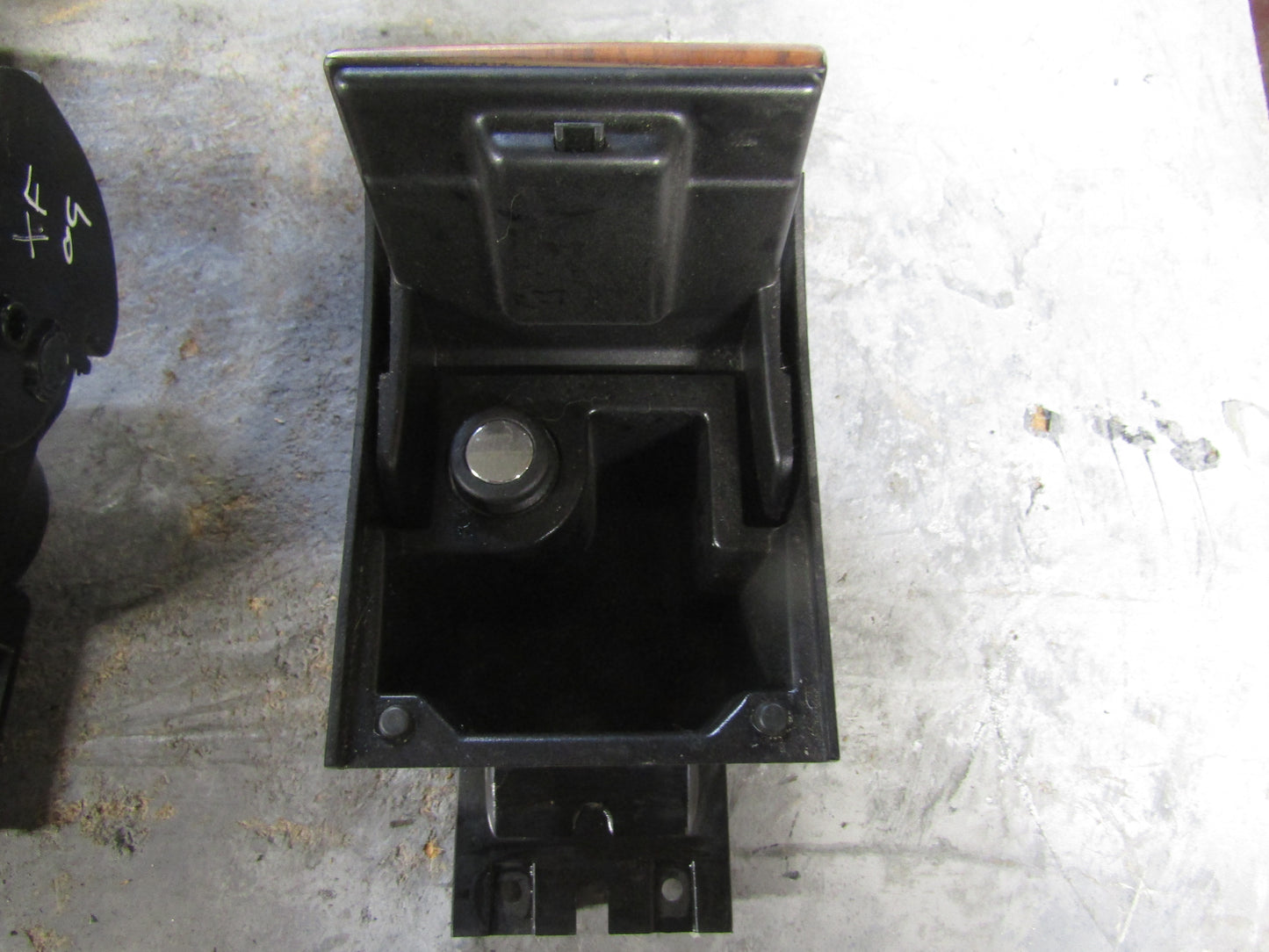 JAGUAR XF FRONT CENTRE CONSOLE STORAGE /LIGHTER COMPARTMENT 8X23-600D00-A