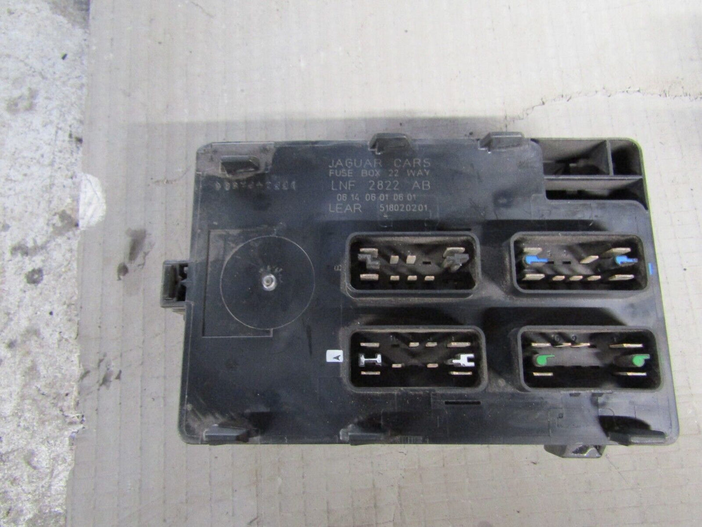 JAGUAR XJ8 FUSE RELAY BOX LNF2822AB