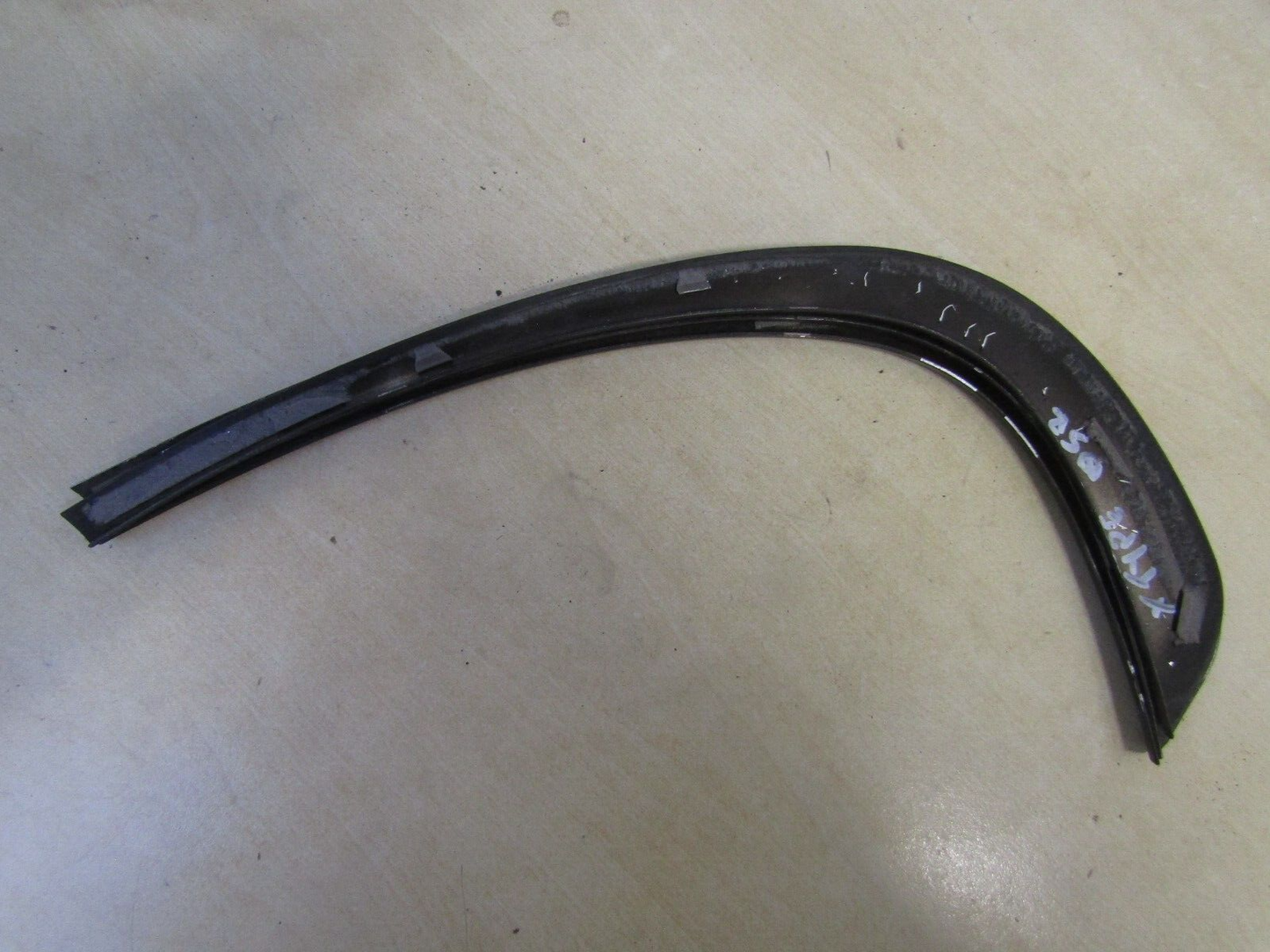 Jaguar X-Type 2001-2010 REAR DRIVERS RIGHT METAL DOOR QUARTER GLASS FINISHER TRIM BLACK
