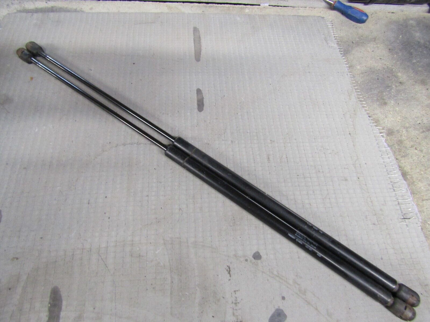 JAGUAR XJ6 XJ8 XJR X308 X300 1994-2002 BONNET GAS STRUT / HYDRAULIC LIFT PAIR