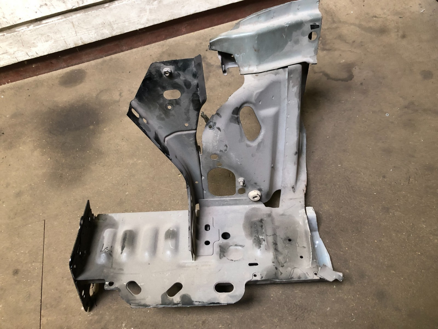 JAGUAR  XF FRONT BUMPER WING CHASSIS LEFT BRACKET ASSEMBLY 2012-15