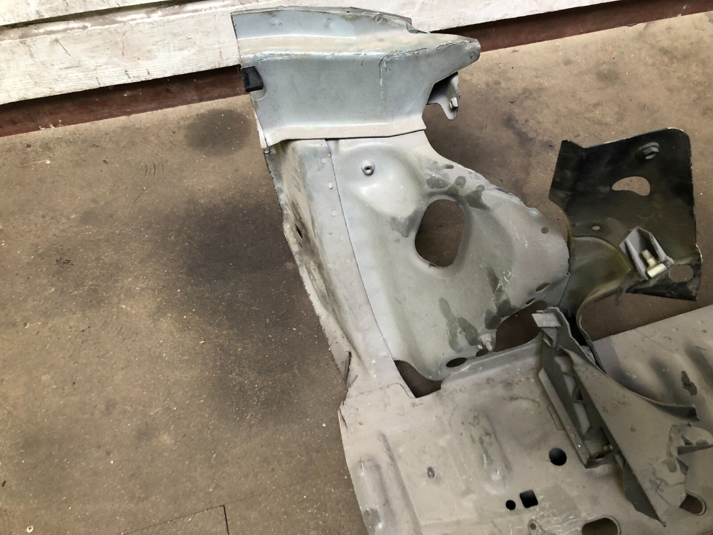 JAGUAR  XF FRONT BUMPER WING CHASSIS RIGHT BRACKET ASSEMBLY 2012-15