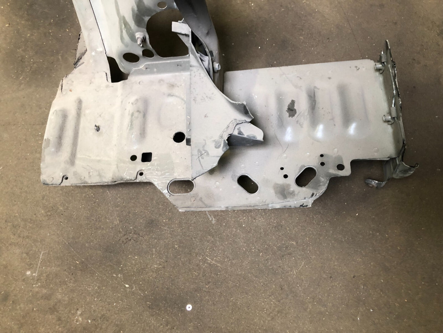 JAGUAR  XF FRONT BUMPER WING CHASSIS RIGHT BRACKET ASSEMBLY 2012-15