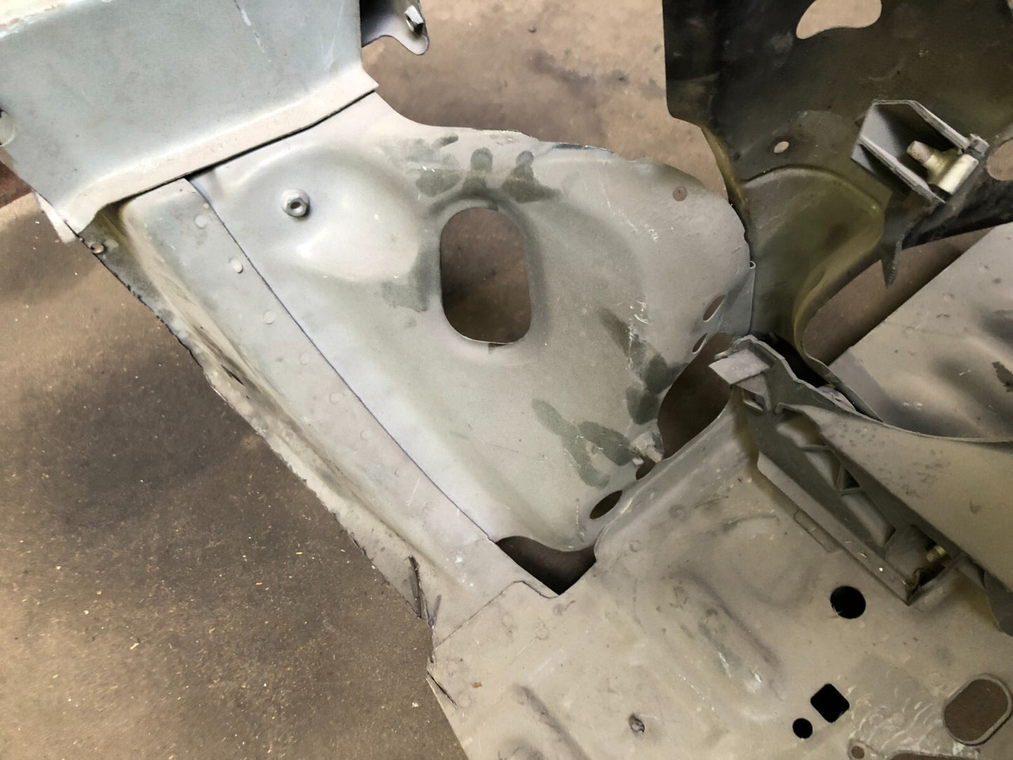 JAGUAR  XF FRONT BUMPER WING CHASSIS RIGHT BRACKET ASSEMBLY 2012-15