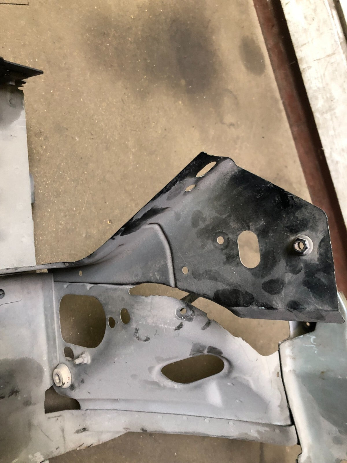 JAGUAR  XF FRONT BUMPER WING CHASSIS LEFT BRACKET ASSEMBLY 2012-15