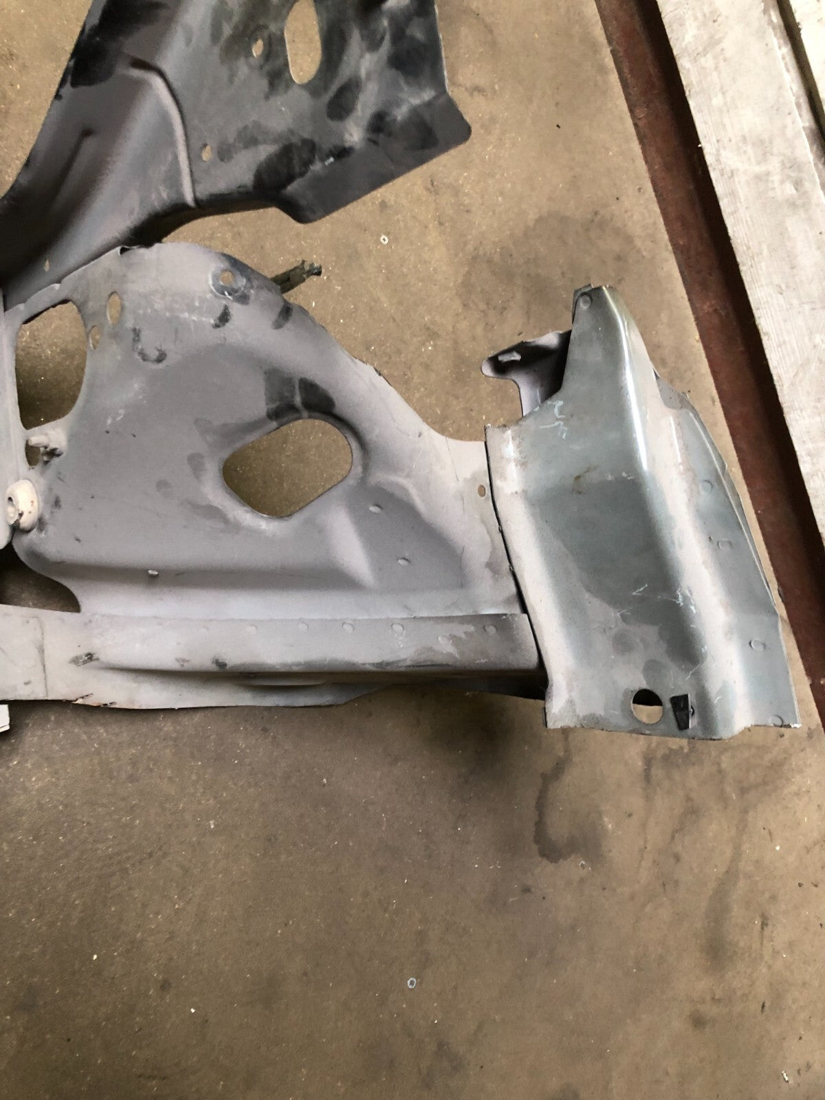 JAGUAR  XF FRONT BUMPER WING CHASSIS LEFT BRACKET ASSEMBLY 2012-15