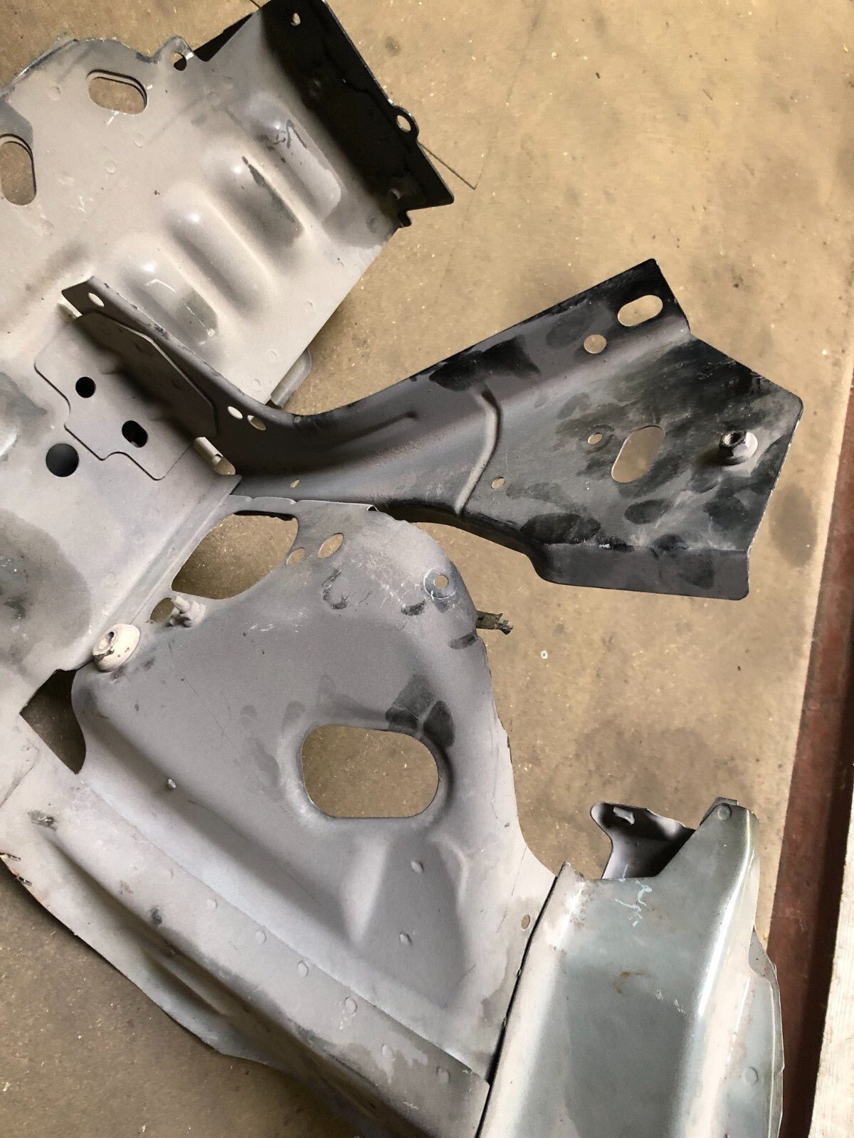 JAGUAR  XF FRONT BUMPER WING CHASSIS LEFT BRACKET ASSEMBLY 2012-15