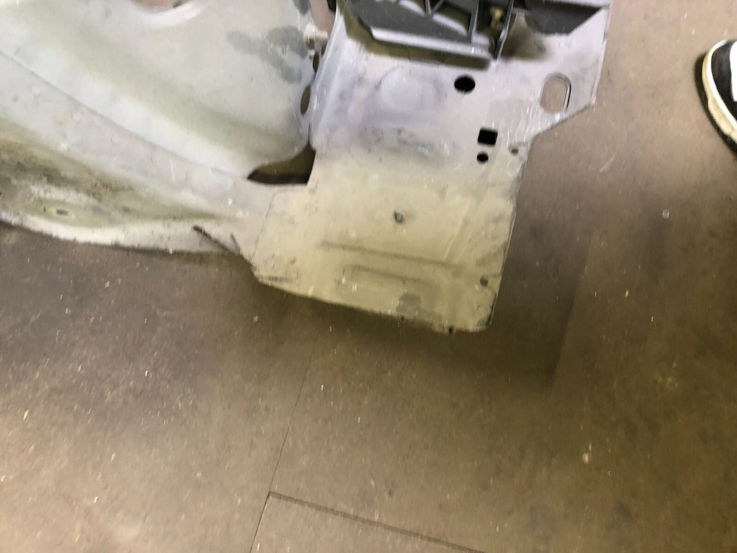 JAGUAR  XF FRONT BUMPER WING CHASSIS RIGHT BRACKET ASSEMBLY 2012-15