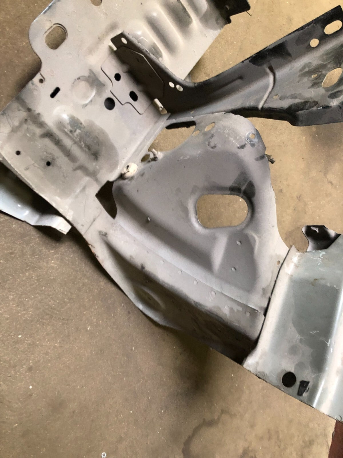 JAGUAR  XF FRONT BUMPER WING CHASSIS LEFT BRACKET ASSEMBLY 2012-15