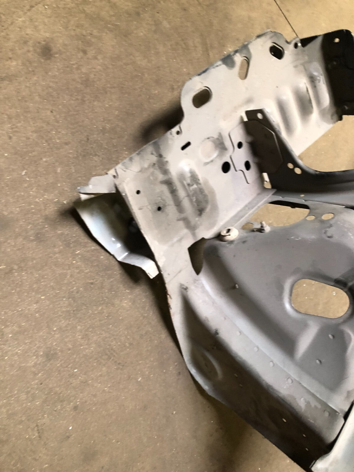 JAGUAR  XF FRONT BUMPER WING CHASSIS LEFT BRACKET ASSEMBLY 2012-15
