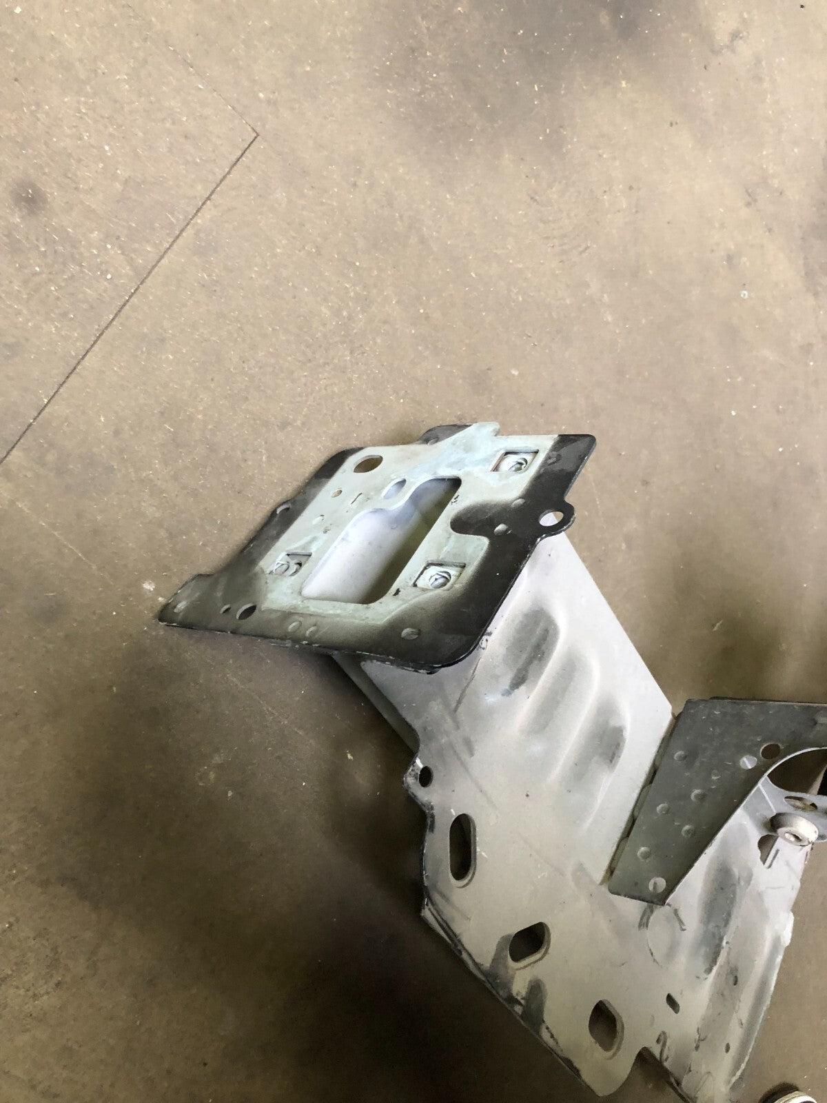 JAGUAR  XF FRONT BUMPER WING CHASSIS LEFT BRACKET ASSEMBLY 2012-15