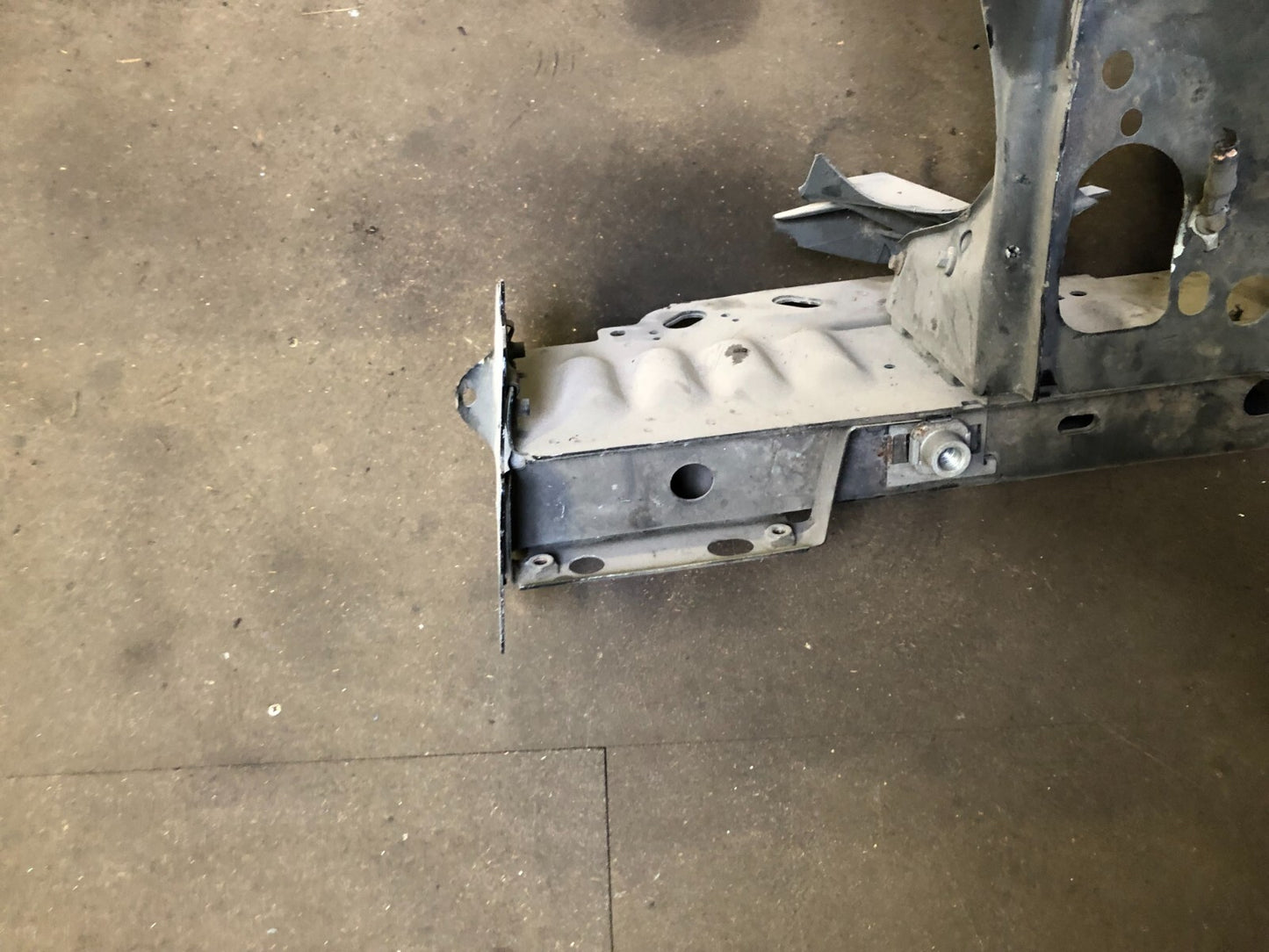 JAGUAR  XF FRONT BUMPER WING CHASSIS RIGHT BRACKET ASSEMBLY 2012-15