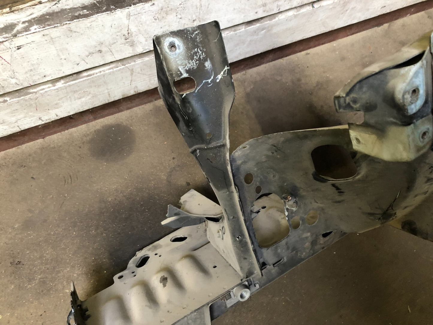 JAGUAR  XF FRONT BUMPER WING CHASSIS RIGHT BRACKET ASSEMBLY 2012-15