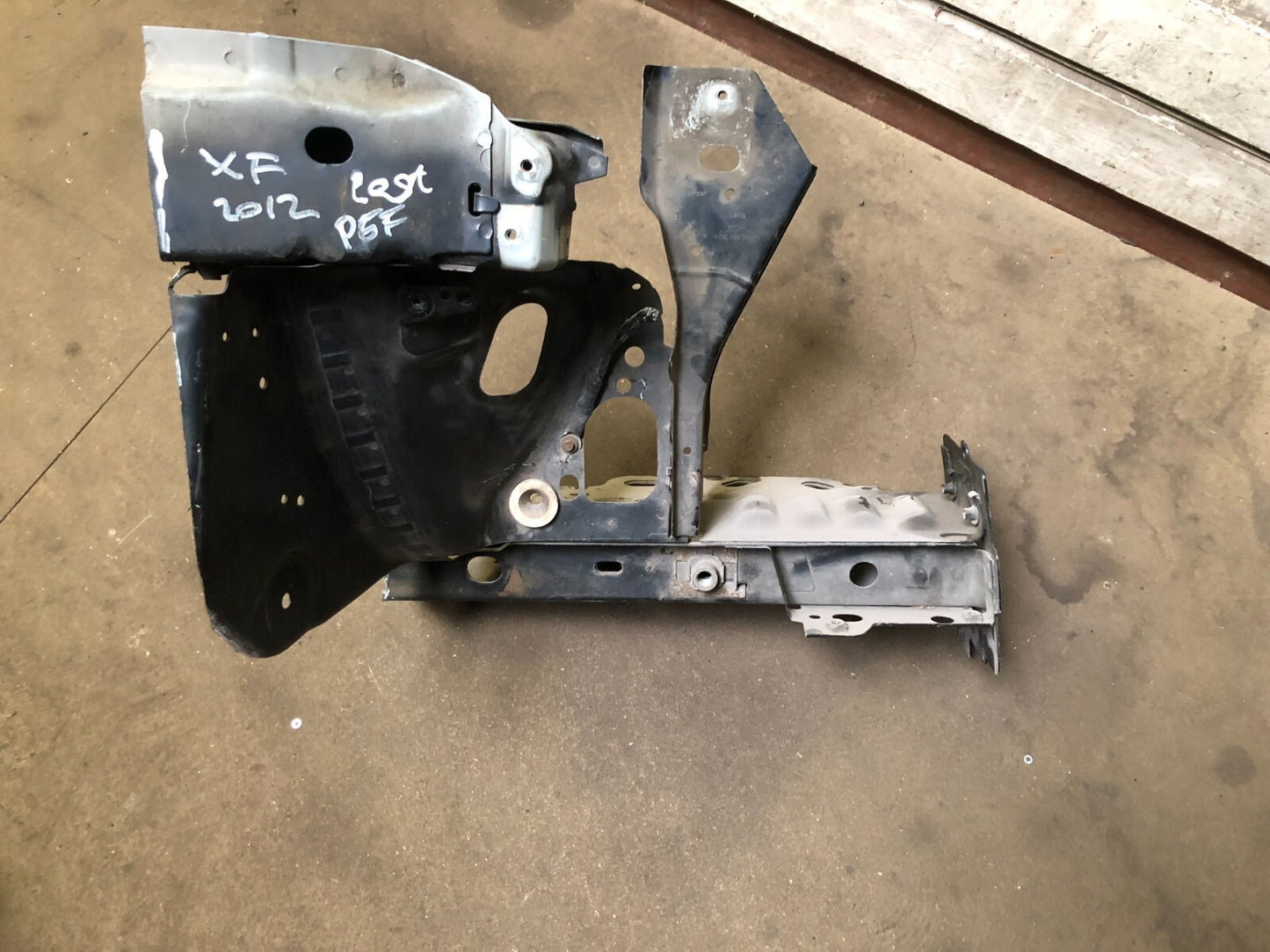 JAGUAR  XF FRONT BUMPER WING CHASSIS LEFT BRACKET ASSEMBLY 2012-15
