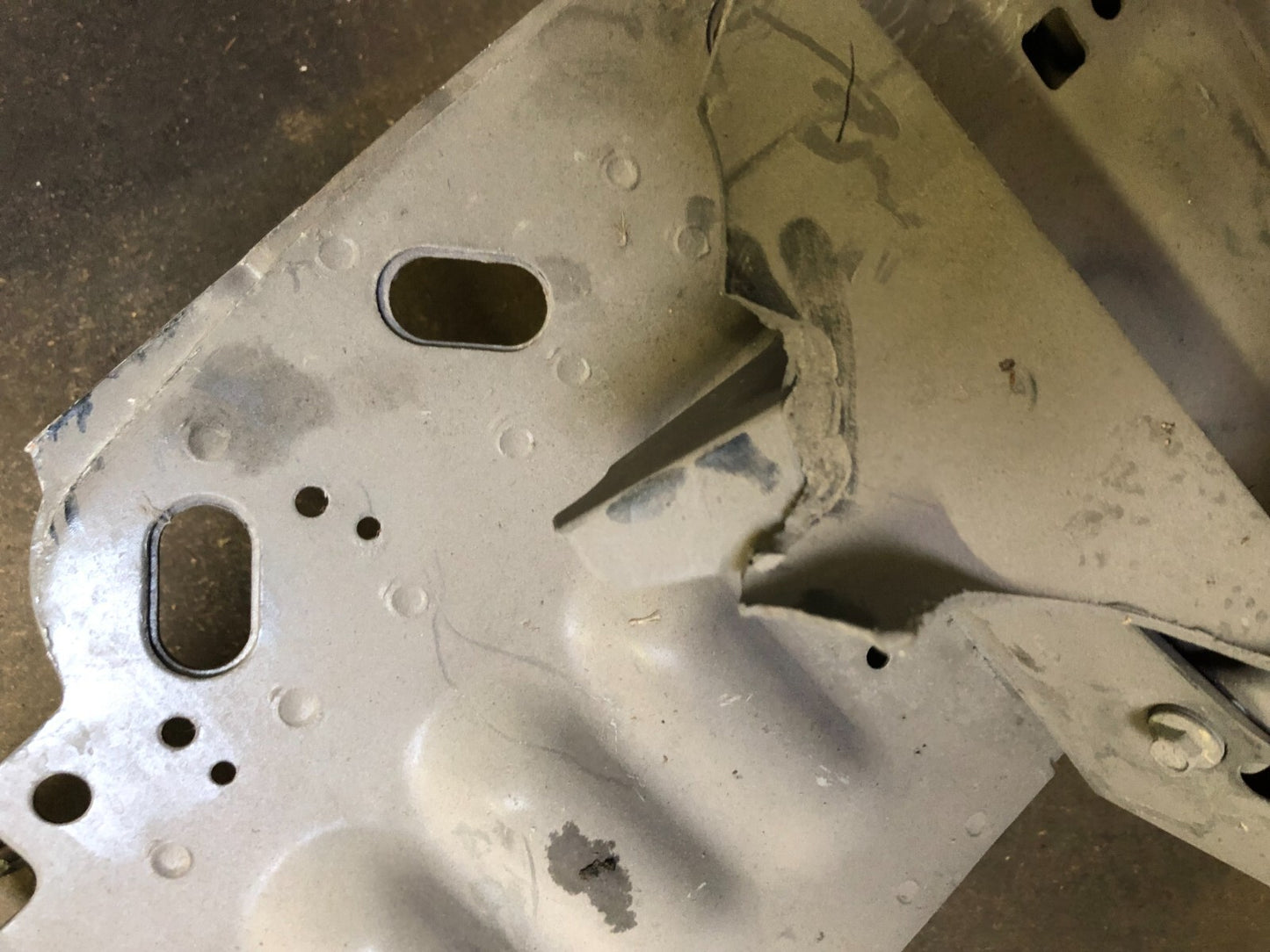 JAGUAR  XF FRONT BUMPER WING CHASSIS RIGHT BRACKET ASSEMBLY 2012-15