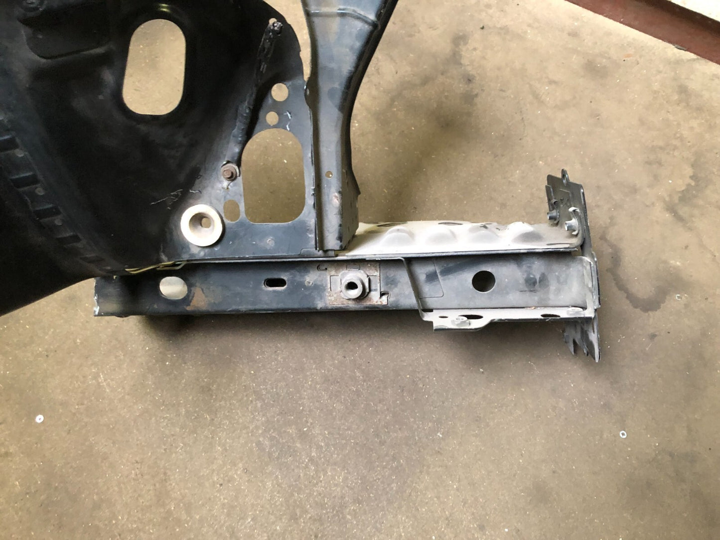 JAGUAR  XF FRONT BUMPER WING CHASSIS LEFT BRACKET ASSEMBLY 2012-15