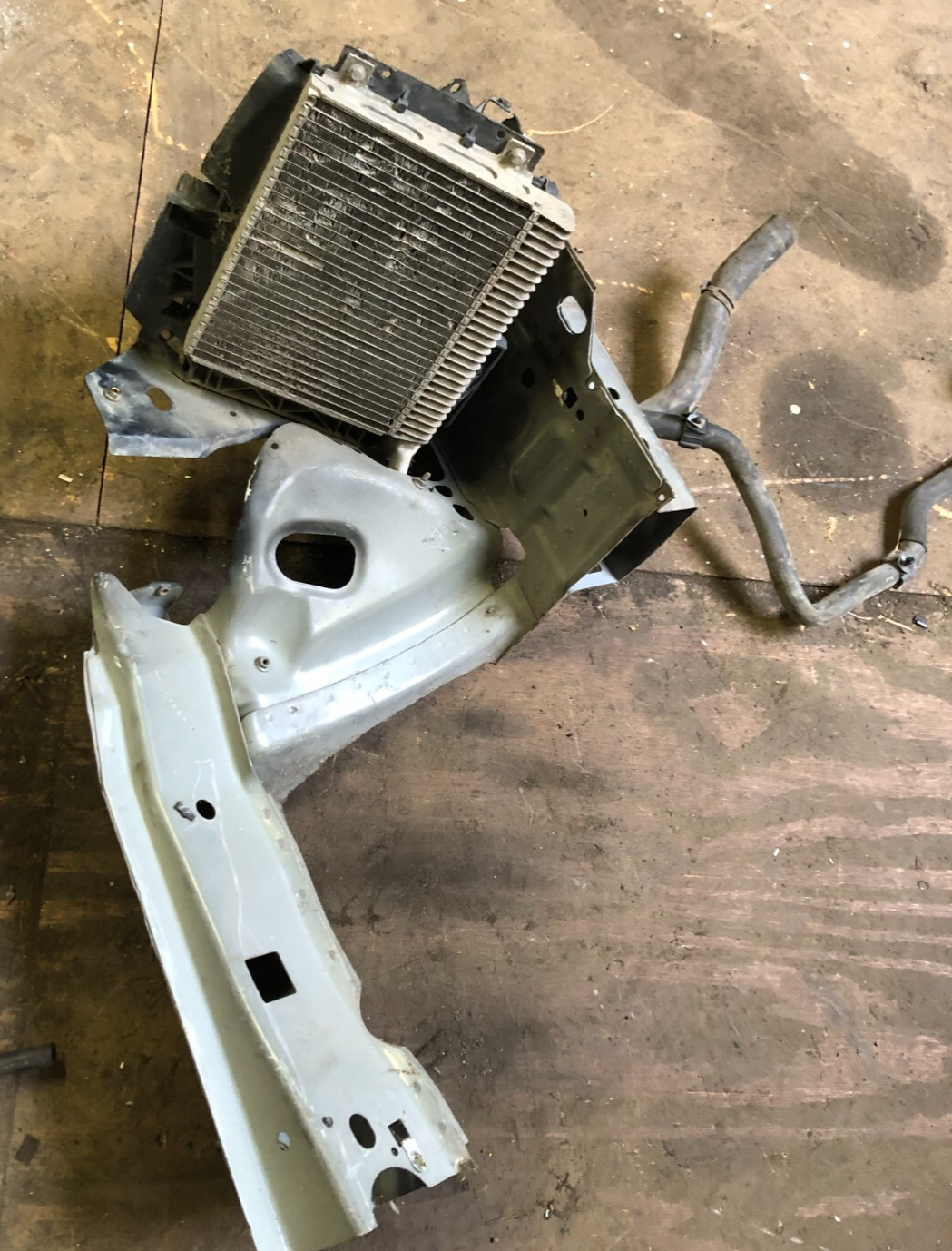 JAGUAR  XF FRONT BUMPER WING CHASSIS RIGHT BRACKET ASSEMBLY 2012-15