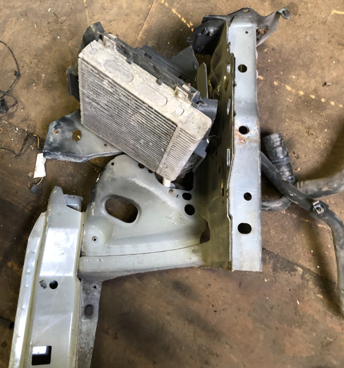 JAGUAR  XF FRONT BUMPER WING CHASSIS RIGHT BRACKET ASSEMBLY 2012-15
