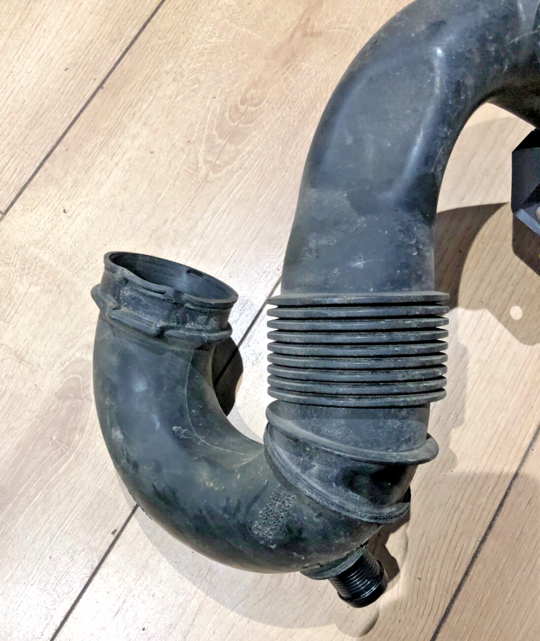 JAGUAR  XJ/XF 3.0 DIESEL AIR INTAKE PIPE  9X23-9690-AE
