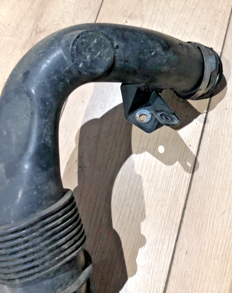 JAGUAR  XJ/XF 3.0 DIESEL AIR INTAKE PIPE  9X23-9690-AE