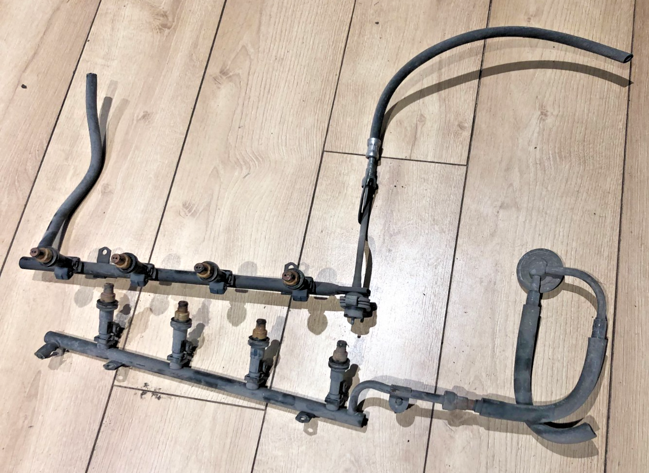 Jaguar XJ8 / XK8 1998-2002 3.2 / 4.0 V8 FUEL RAIL INJECTOR ASSEMBLY -