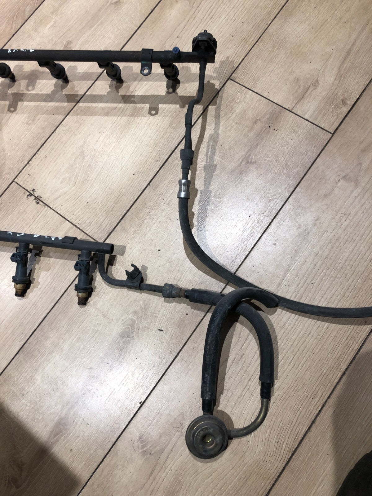 Jaguar XJ8 / XK8 1998-2002 3.2 / 4.0 V8 FUEL RAIL INJECTOR ASSEMBLY -