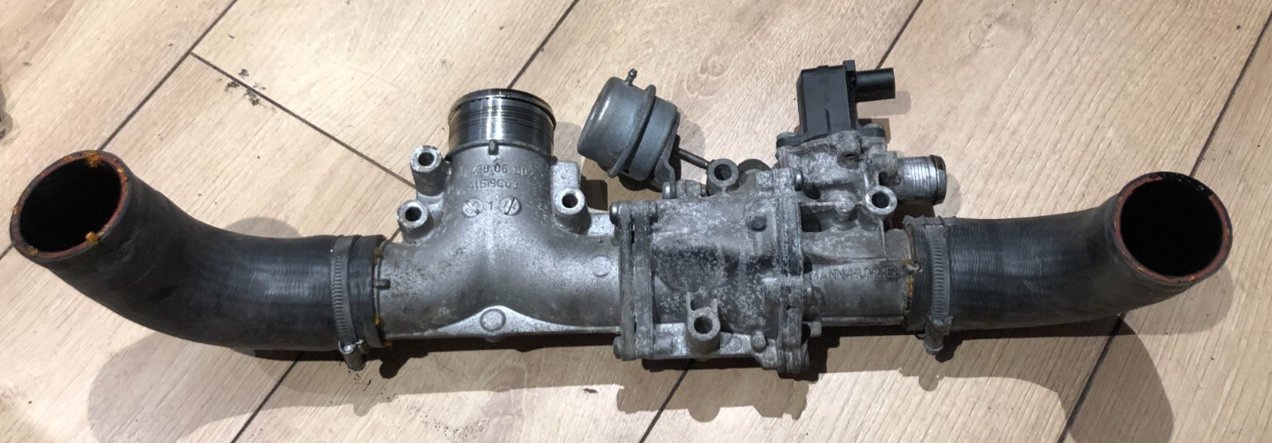 JAGUAR XF / XJ X351 3.0D 2009-2012 - AIR CHARGE COOLING HOSE VALVE 9X2Q-6C860-DA