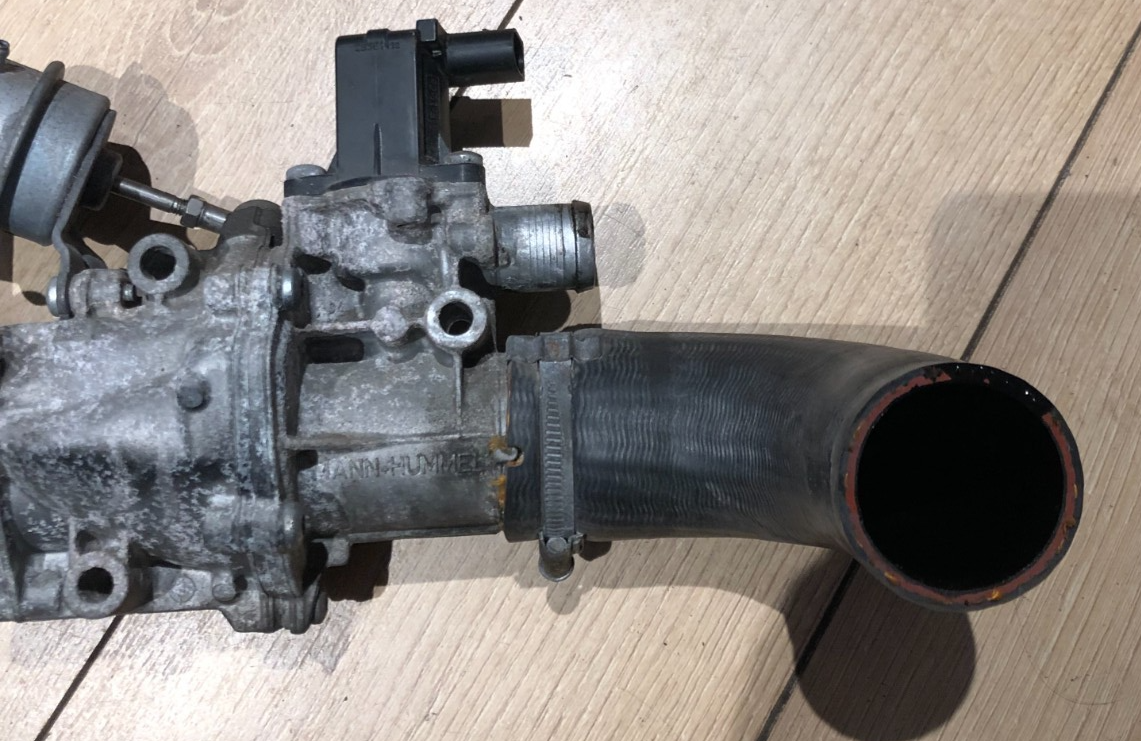 JAGUAR XF / XJ X351 3.0D 2009-2012 - AIR CHARGE COOLING HOSE VALVE 9X2Q-6C860-DA