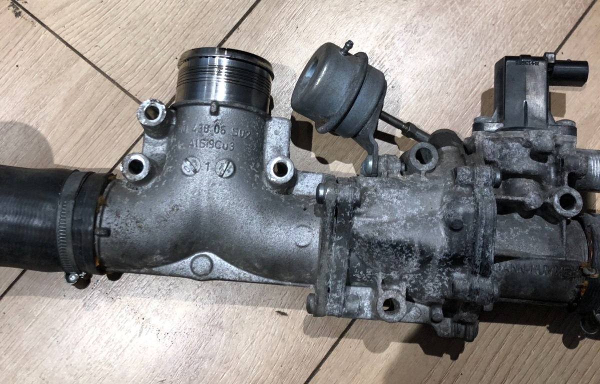 JAGUAR XF / XJ X351 3.0D 2009-2012 - AIR CHARGE COOLING HOSE VALVE 9X2Q-6C860-DA