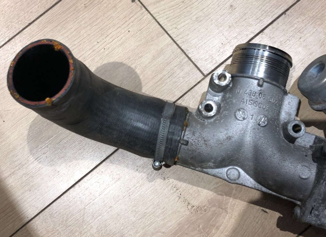 JAGUAR XF / XJ X351 3.0D 2009-2012 - AIR CHARGE COOLING HOSE VALVE 9X2Q-6C860-DA