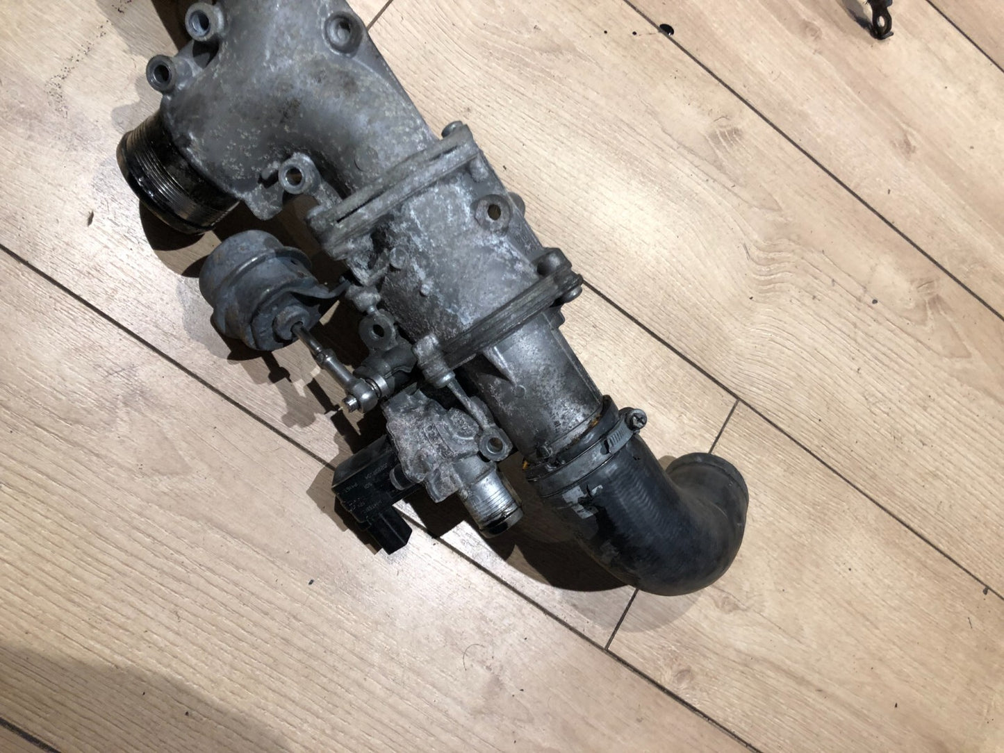 JAGUAR XF / XJ X351 3.0D 2009-2012 - AIR CHARGE COOLING HOSE VALVE 9X2Q-6C860-DA