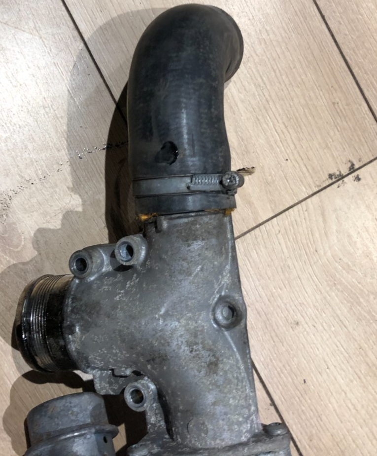 JAGUAR XF / XJ X351 3.0D 2009-2012 - AIR CHARGE COOLING HOSE VALVE 9X2Q-6C860-DA