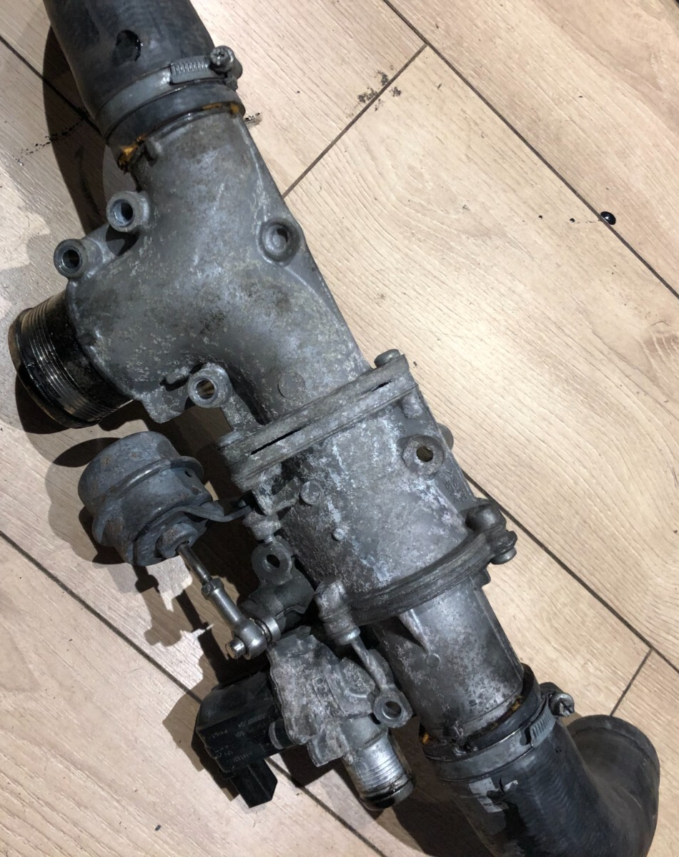 JAGUAR XF / XJ X351 3.0D 2009-2012 - AIR CHARGE COOLING HOSE VALVE 9X2Q-6C860-DA