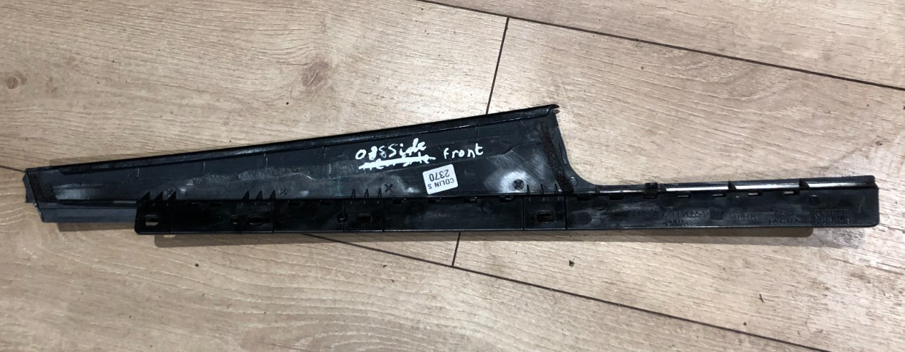 Jaguar XF X250 2011 Front right front door glass trim 8X23-F20554-A