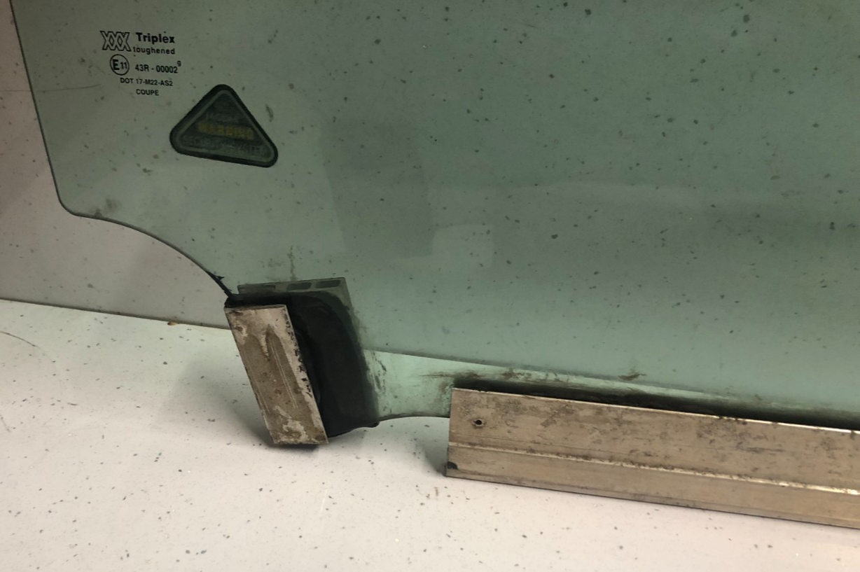Jaguar XK8 XKR COUPE 1996-2006 FRONT RIGHT WINDOW GLASS