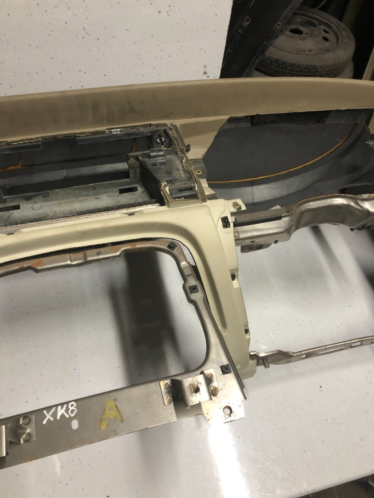 JAGUAR XK8 XKR BARE DASHBOARD IN CREAM / BROWN