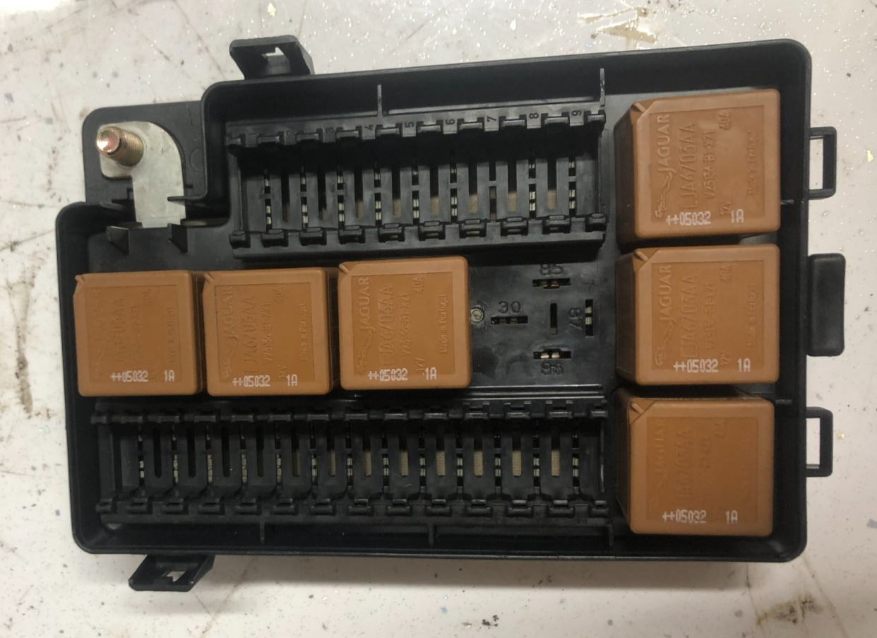 JAGUAR XK8 XKR 2002-2006 FUSEBOX (BOOT/TRUNK) LJG2822BB(NO FUSES)