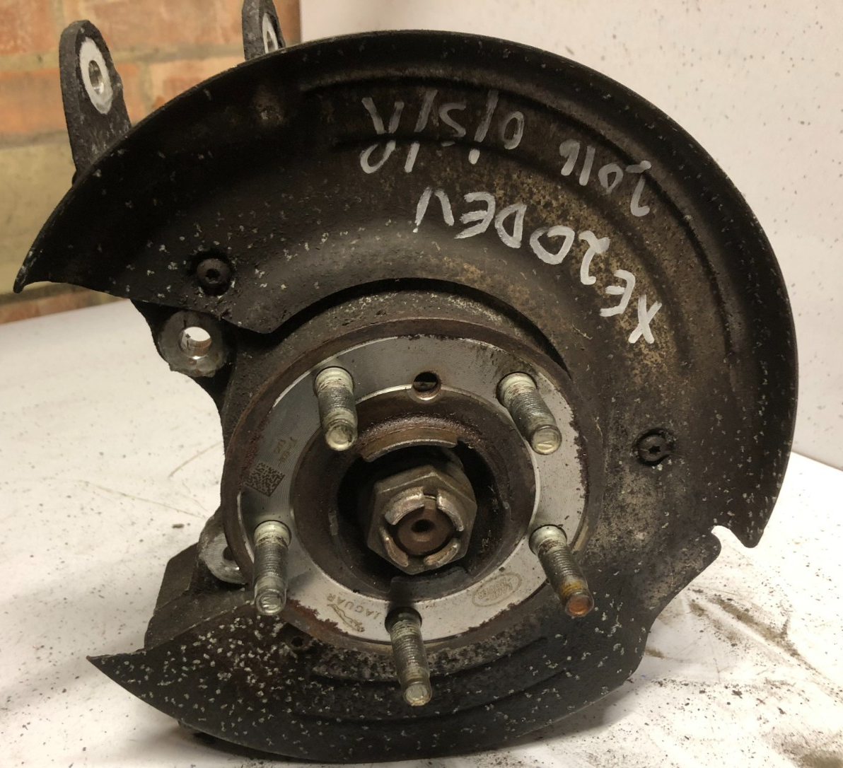 JAGUAR XE 2015-2023 REAR RIGHT HUB WITH DRIVESHAFT  (ROUND FLANGE)