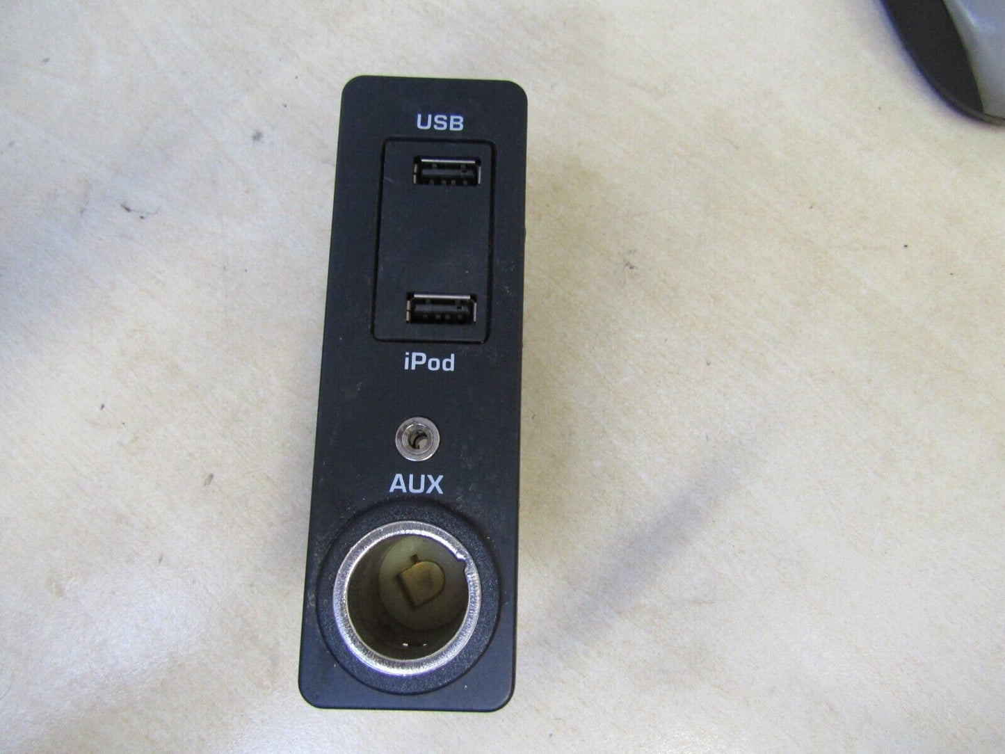 JAGUAR XF USB AUX & IPOD SOCKET IN GLOVE BOX AW9319C166AA  2011/2012
